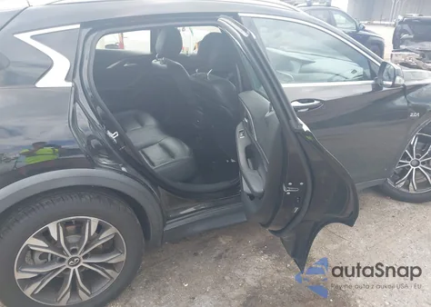 2017 Infiniti Qx30 Premium z USA, uszkodzony, nr VIN SJKCH5CR8HA034381